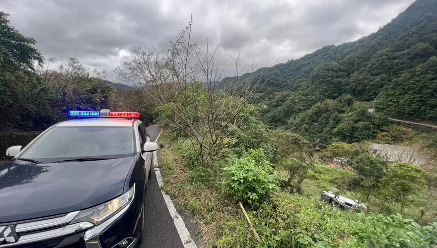 坪林轎車翻落20米邊坡！一家4口因這原因…幸無大礙