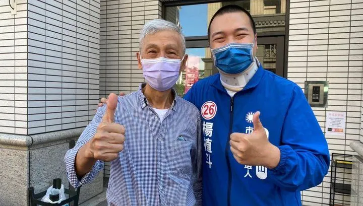 為了「握手」跌倒害伯伯嚇壞了！　楊植斗PO合照：阿北，我找到你了！