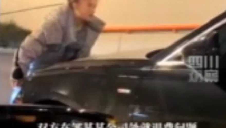 觸目驚心！夫妻不畏車流徒手攔截奧迪車　下場慘了