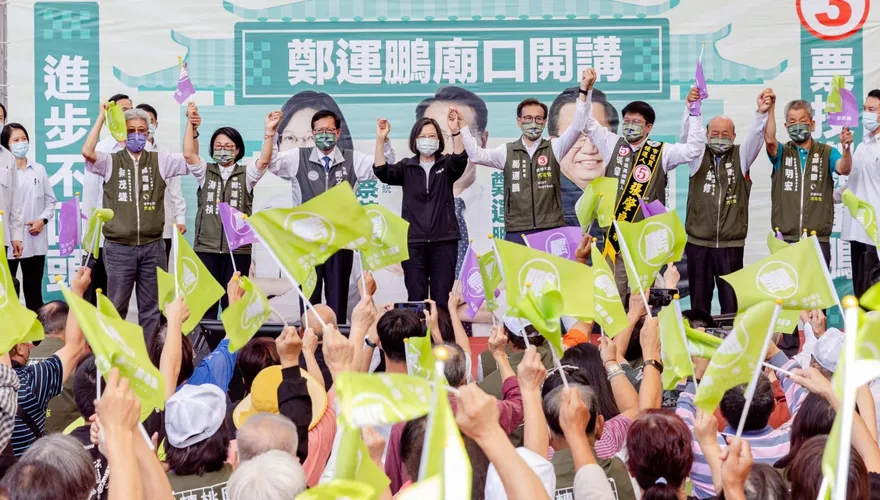 民喊「蔡英文下台」遭架走　網狂酸：說好的大聲拍桌結果…