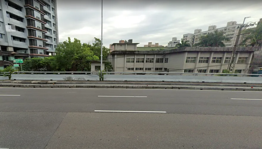 秀朗橋「裂出5公分落差」！中和往新店急封2車道搶修