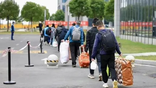 防落跑？富士康大巴「點對點」接送　首批到職新員工多為中年人