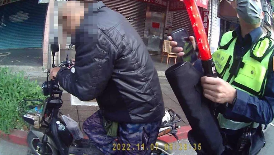 老翁一臉醉樣騎電動車！酒測值曝光　警喊：「無牌」一樣犯法