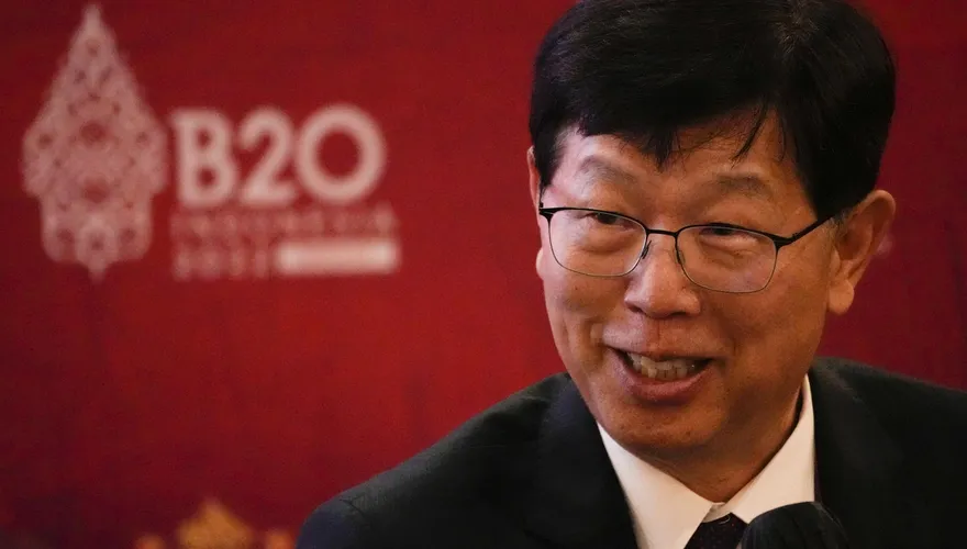 終於不只張忠謀代表台灣出馬！鴻海劉揚偉出席B20峰會　與馬斯克貝佐斯同場