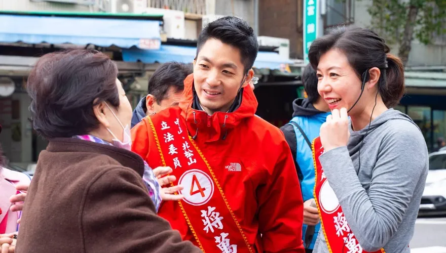 看到太太掃街這一幕   蔣萬安嚇一跳：人氣比我還好！