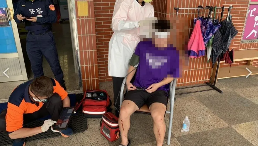 【影】暴力討債「頭破血流打斷腿」！台南某大學男大生欠20萬　遭4煞闖校園亂棒痛毆