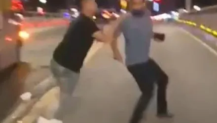 【影】目無法紀！飆車屁孩挑釁警方遭開槍後　同夥竟動手毆打記者