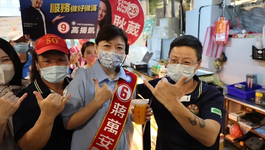 【影】蔣萬安「牽手」石舫亘挺孕肚拜票　攤商暖送果汁打氣：辛苦了！