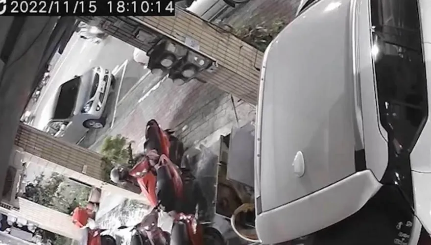 高雄女學生違規闖馬路！害機車騎士閃避不及撞上送醫治療
