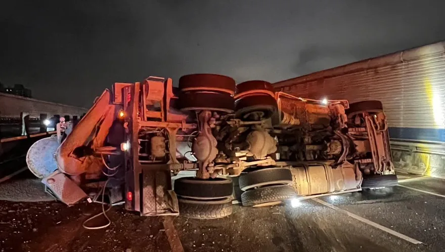 【影】國2西向12.8公里往桃園方向爆事故　水泥預拌車翻覆全線封閉　狀況仍在排除中
