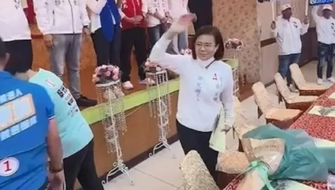 【影】「夫人亂入」爆衝突　徐定禎質疑假感恩真賄選！鍾東錦籲保持理性！