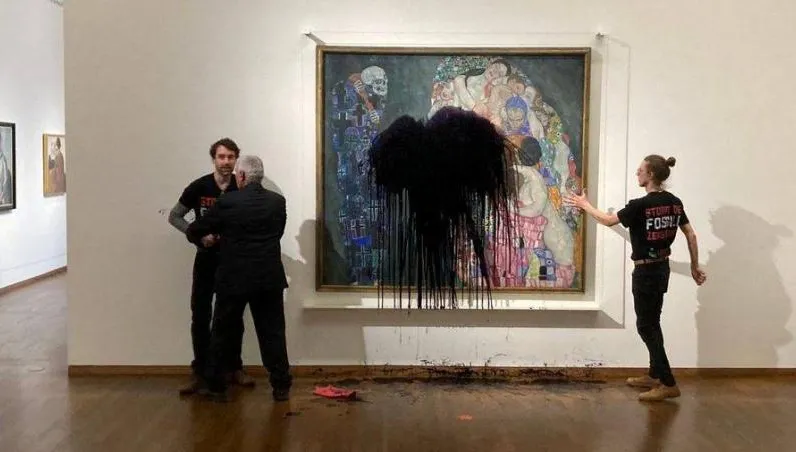名畫輪番遭殃！克林姆作品《死亡和生命》遭環保團體潑黑漆