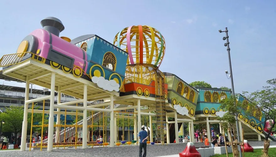 屏東新打卡聖地！林邊共榮公園「30ｍ飛天火車」曝　「巨大蓮霧」落地全家嗨翻