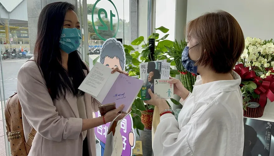 【影】黃珊珊、陳時中互相贈書　暗藏這個心機？