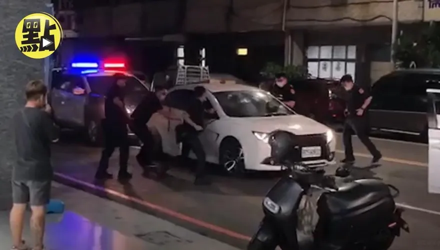 【影】高雄轎車駕駛違停拒檢狂逃　5警破窗攔不住全力追緝