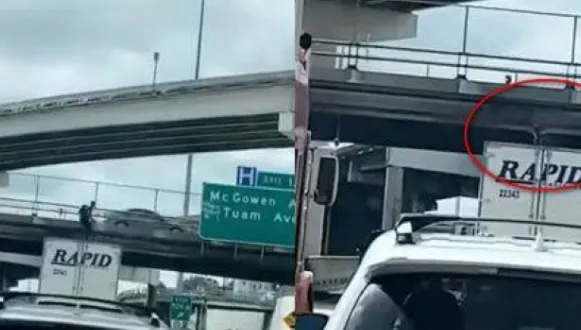 高速公路驚悚意外！25歲男「站貨車頂跳舞自拍」　下秒急速撞高架橋…身體變形亡
