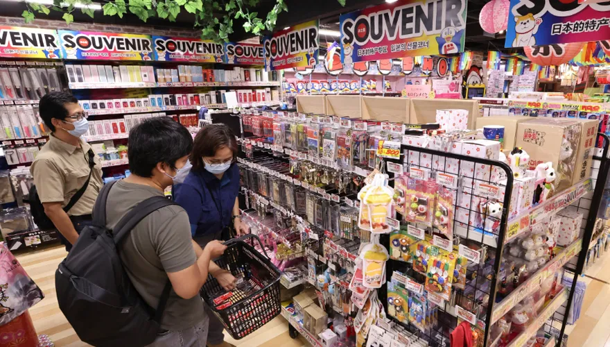 疑代購獲利！7陸客日本爆買17億精品被查　聽天價補稅額立刻出境