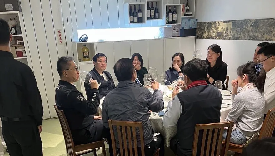 88會館醜聞/徐國勇吃喜相逢是「遞補」郭哲敏　隔桌演藝圈大咖不禁偷拍
