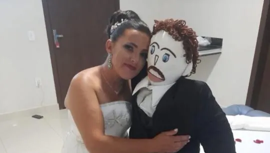 【影】巴西女子與布娃娃結婚一年後遭出軌背叛！心痛表示：為了孩子選擇原諒
