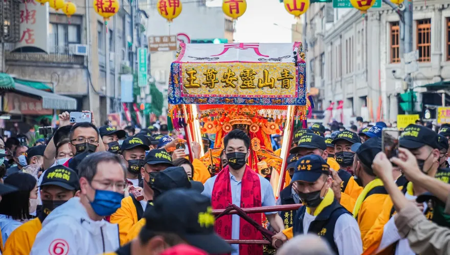 蔣萬安參與青山王遶境暗訪　「榮幸能扶轎並祈求台灣疫情平息」