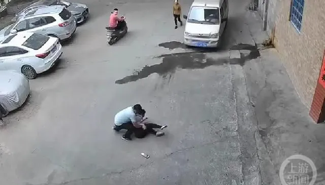【影】淫爪狂襲胸！女子推嬰兒車散步遭當街撲倒猥褻　好心人路過霸氣出拳打跑色狼