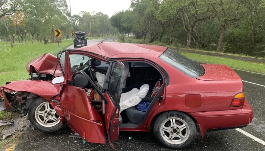 追韓國瑜花蓮輔選竟撞路燈！直播主車頭全毀車身變形恐怖畫面曝光