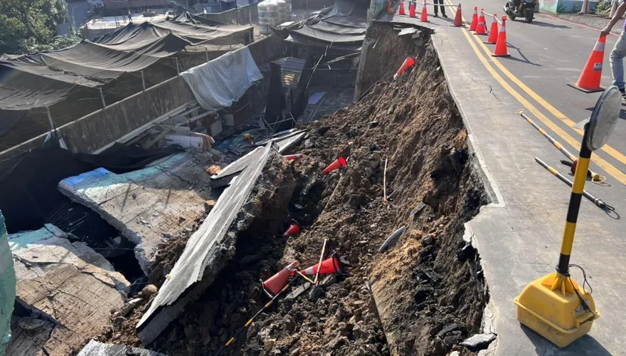 【影】新北市樹林區爆路塌意外　路面如瀑布般崩落「超過1人高」　民宅廚房遭壓毀