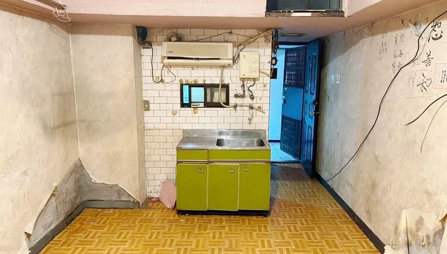 台北套房僅450萬！屋況嚇人「壁紙泛黃、地板翹起」　網驚：根本鬼屋