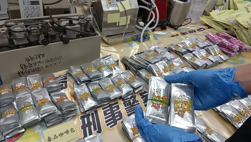 【影】攔截5504包毒咖啡包流入市面！高雄警搗詐欺水房兼破毒品分裝廠