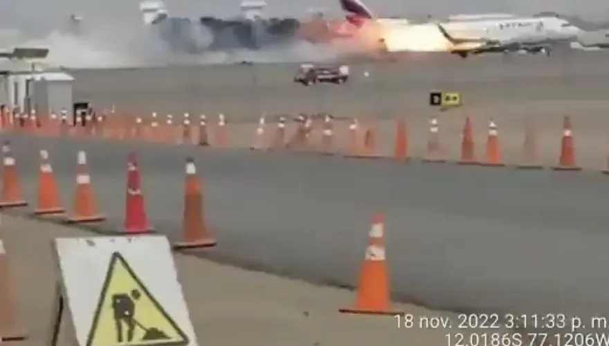 【影】秘魯機場飛機衝撞消防車！2名消防員當場死亡、36人輕重傷