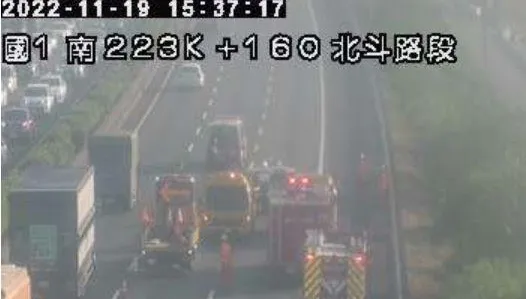 國1南向北斗路段傳車禍！小貨車翻覆　「有人受困」搶救中