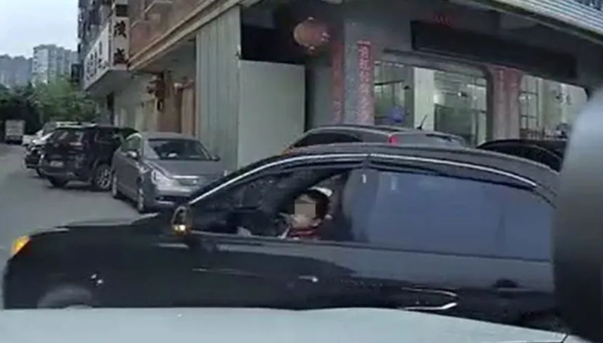 【影】高手在民間！6歲男童開車逛大街　Pro級技術讓網友「目瞪口呆」