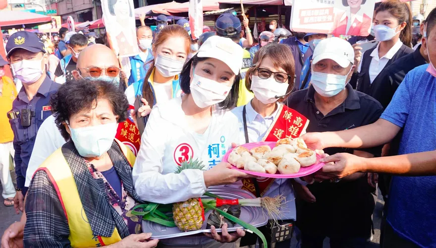 柯志恩鳳山大掃街轟動菜市場！她驚訝：「群眾冷漠轉變成熱情支持者」！