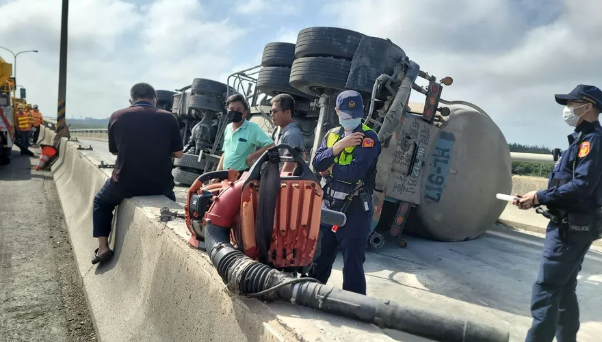 【影】台61線南下177.8公里爆槽車翻覆1傷　南下主線一度封閉