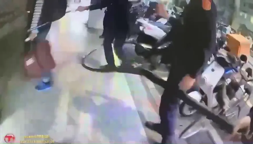 【影】警方新武器首戰！男闖紅燈遭開單竟掏水果刀嗆聲　警持月牙棒制伏
