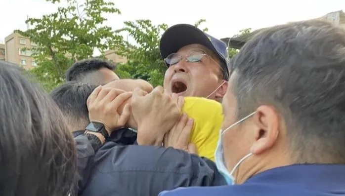 陳時中遭嗆「萬華不是破口」！萬華雙和市場拜票　他狂吼與團隊爆發口角衝突