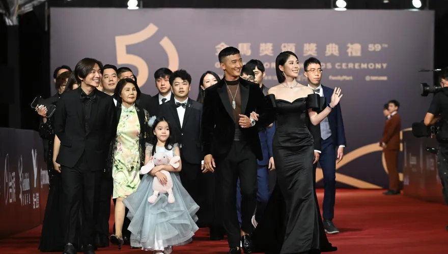 金馬59/紅毯上比佛母手勢！《咒》團隊現身…史上「年紀最小新演員」甜喊：要比美美花花