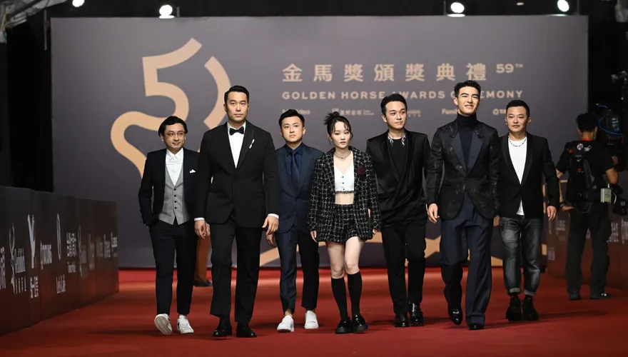 金馬59/張孝全帶《罪後真相》團隊走紅毯！連說3次「很開心」　她吐槽：明明就很緊張