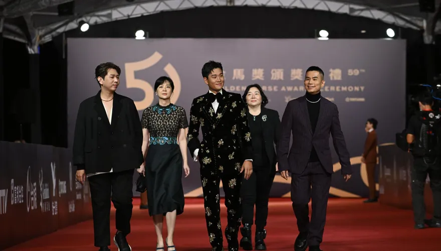 金馬59/適合穿去耶誕城！周興哲紅毯造型超吸睛　張孝全疑發福、陳昊森緊張逗笑網