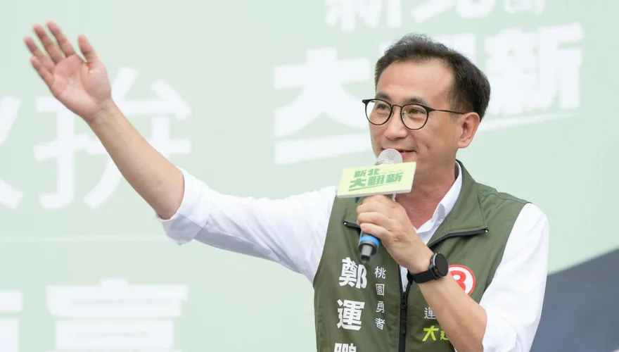 鄭文燦同框鄭運鵬神複製北韓銅像　網友：攝影師故意的？