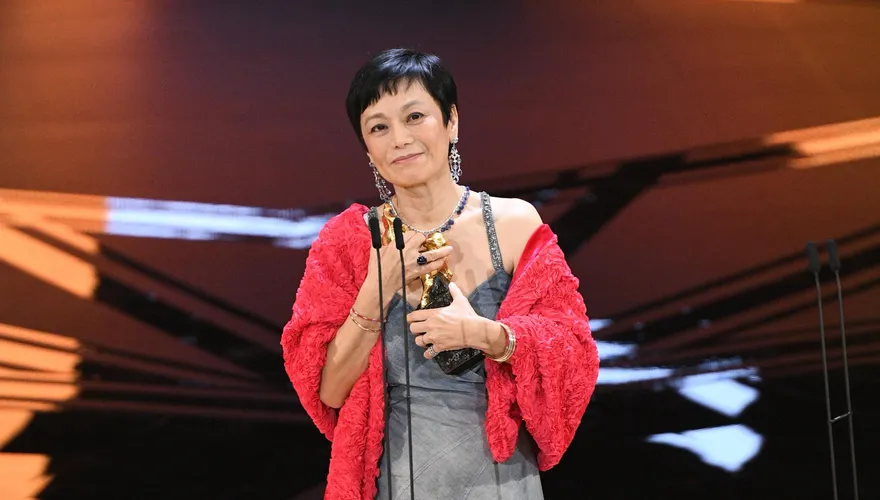 金馬59/張艾嘉「暌違36年奪影后」！激動上台「抱獎鞠躬10幾秒」　感慨吐：希望不要被取代