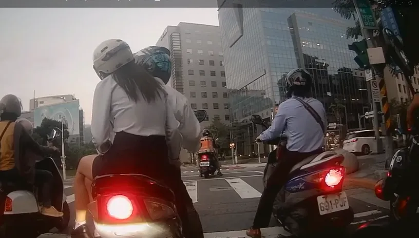 【影】OL窄裙超繃！機車側坐「美腿一覽無遺」網嗨翻　他搖頭：罰單免不了