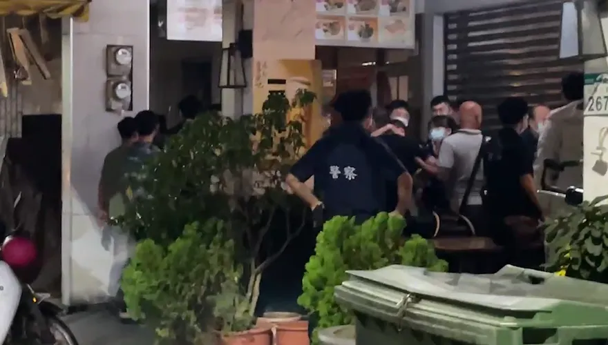 【影】不滿慶生會被當眾洗臉！狠男動手「他眼角爆血」　氣喊：要告你