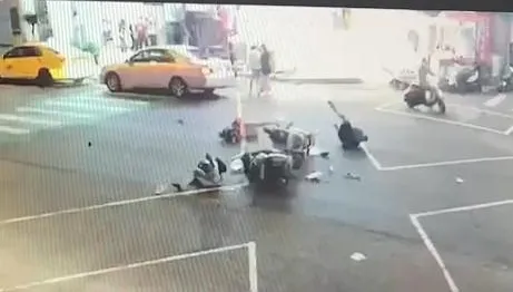 【影】台中科大前2機車對撞！3人倒地斷腳…撞擊影像曝光