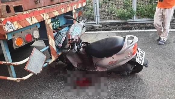 快訊/痛！未減速直撞貨櫃車　高雄女「鼻血噴滿地」急送醫
