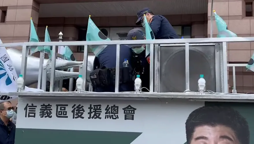 【影】陳時中遊行爆意外！持刀男衝上宣傳車　遭警方架離