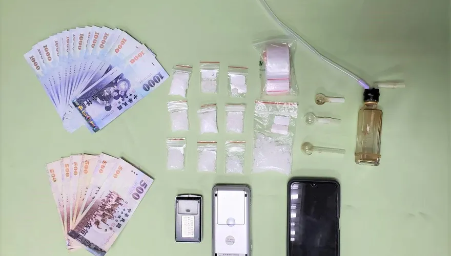 【影】台中藥頭「在家裡發貨」賣安非他命！養3隻兇狗護衛…警1妙招突破防線