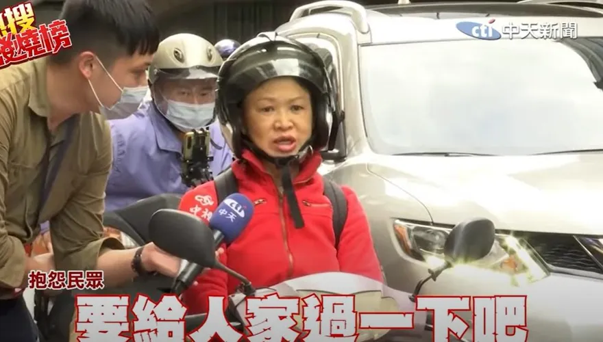 【影】陳時中遊行駕駛怒按喇叭！她批民進黨腐敗「差點被打」