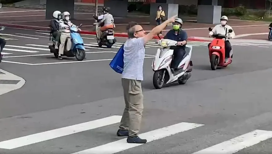 快訊/他帶陳時中萬華掃街...沿路遭人狂比中指、倒讚...衝上馬路飆罵！