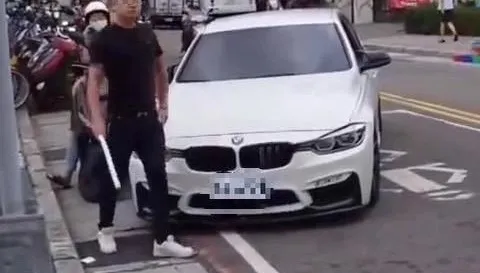 【影】太歲面前動土！黑衣男行車糾紛持棍嗆聲　驚覺派出所在旁邊秒龜縮「協助報案」